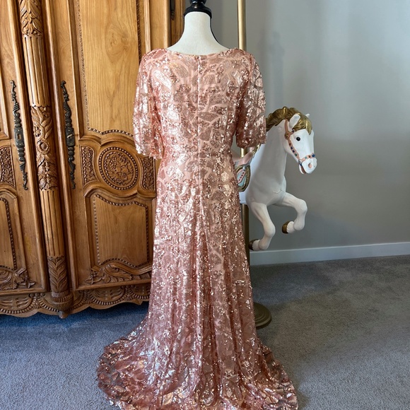 DONNA MORGAN Camilla Sequin Flutter Sleeve Gown OYSTER 10 Sequin Rose Gold - Picture 14 of 16